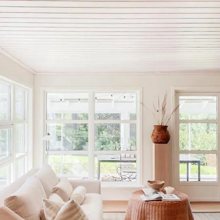 Сasa de vacaciones With Architect-designed Garden In Alsvik