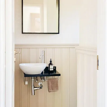 Сasa de vacaciones With Architect-designed Garden In Alsvik *